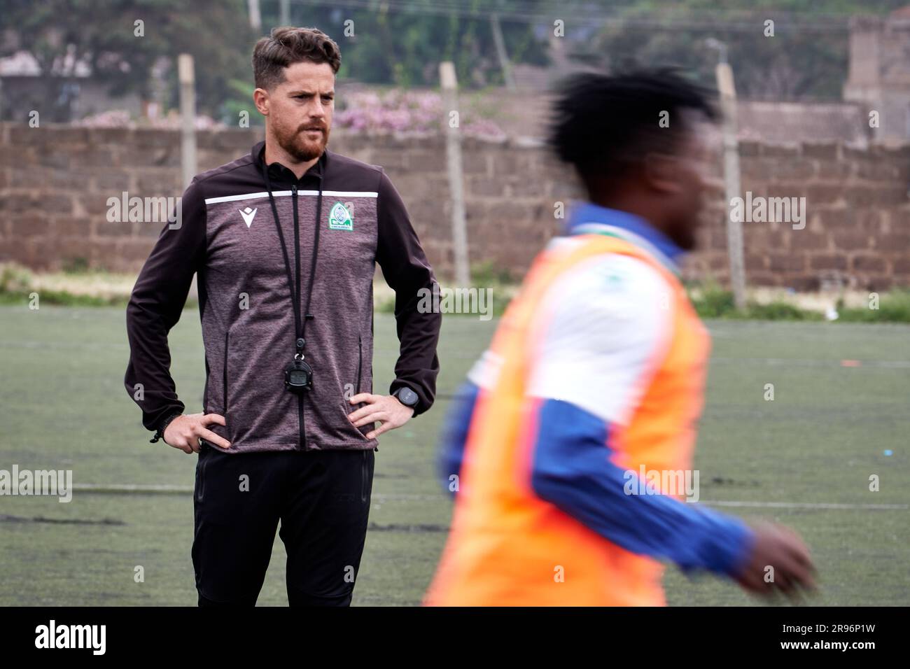 Nairobi, Kenya. 18 giugno 2023. Johnathan MCKINSTRY (Head Coach, Gor Mahia) osserva i giocatori. Gor Mahia in allenamento prima dell'incontro contro Kakamega Homeboyz, Kenyan Premier League. Centro di formazione Toyoyo. Credito: XtraTimeSports (Darren McKinstry) / Alamy. Foto Stock