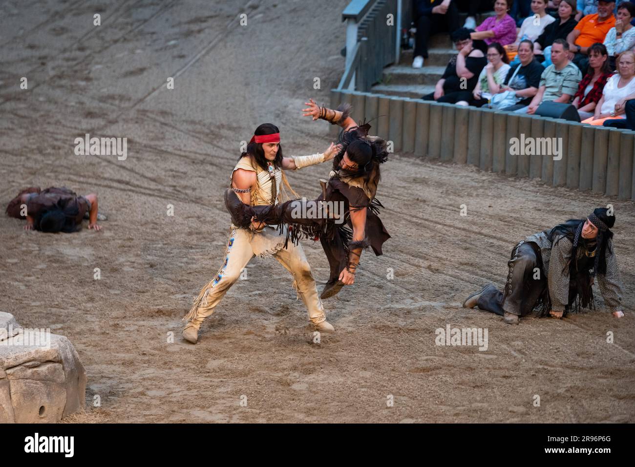 Bad Segeberg, Germania. 24 giugno 2023. Alexander Klaws nel ruolo di Winnetou combatte con un extra durante la premiere "Winnetou i - Blood Brothers" della 70a stagione dei Karl May Games a Bad Segeberg. Dal 1952, i romanzi d'avventura di Karl May sono stati portati sul palco al Kalkberg Stadium di Bad Segeberg - quest'anno si tratta di "Winnetou i: Blood Brothers". Crediti: Jonas Walzberg/dpa/Alamy Live News Foto Stock