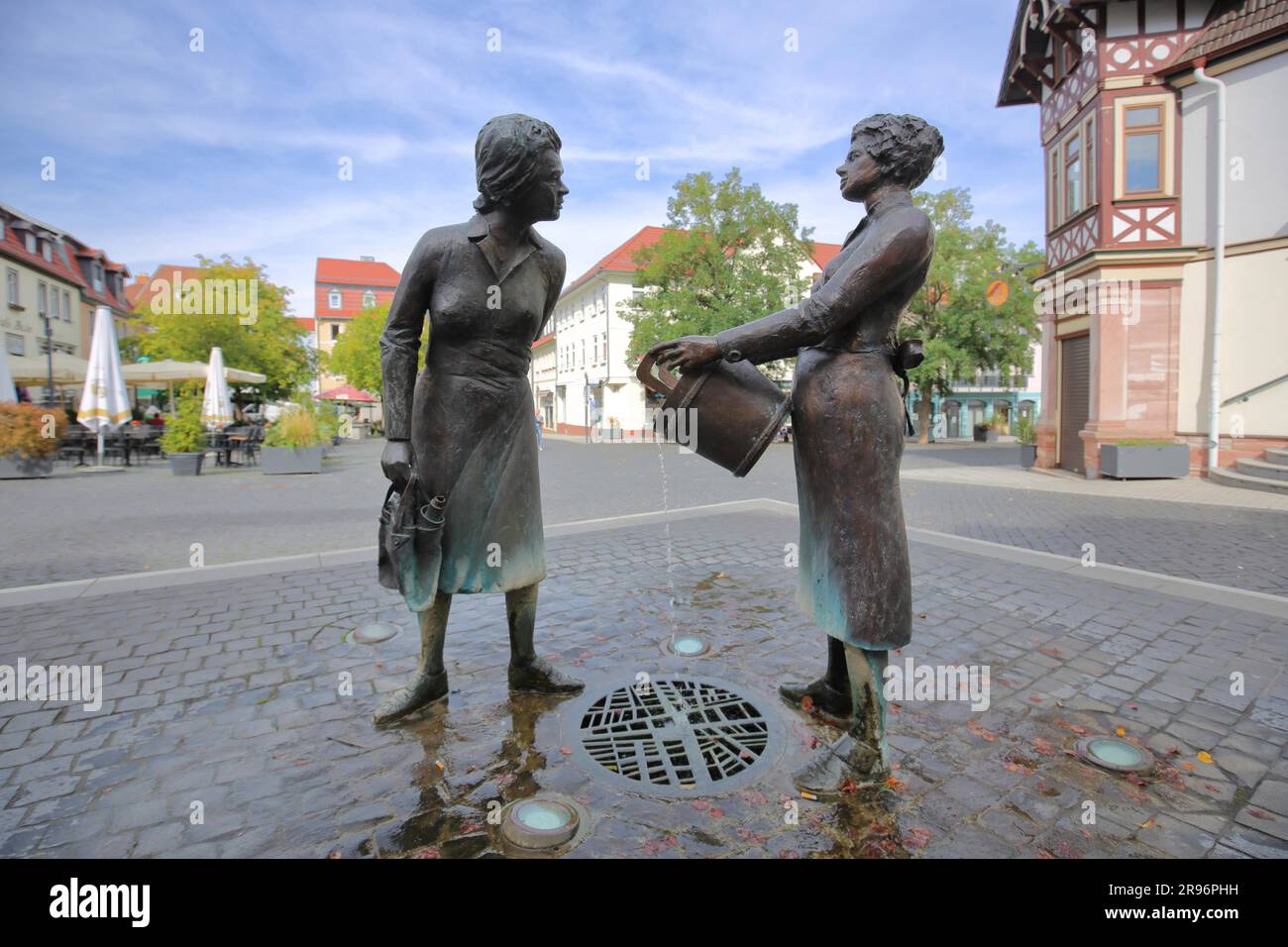 Fontana del mercato con sculture di Ingo Koblischek 1997, due donne del mercato in conversazione, secchio, comunicazione, mercato, Bad Salzungen Foto Stock