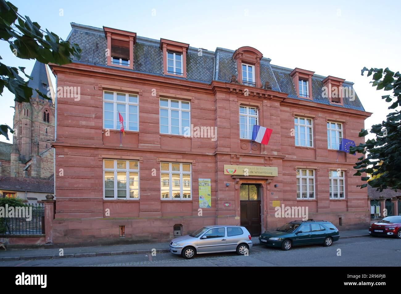 Edificio Communaute de communes du pays con bandiera nazionale francese, Weissenburg, Wissembourg, Alsazia, Francia Foto Stock