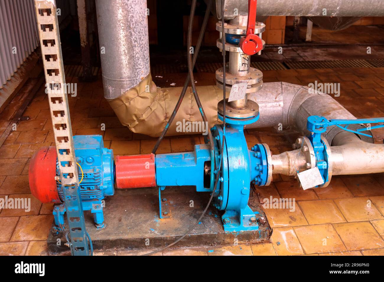Pompe centrifughe in ferro metallico attrezzature e tubi con flange e valvole per il pompaggio di prodotti a combustibile liquido presso la petroleria chimica della raffineria industriale Foto Stock