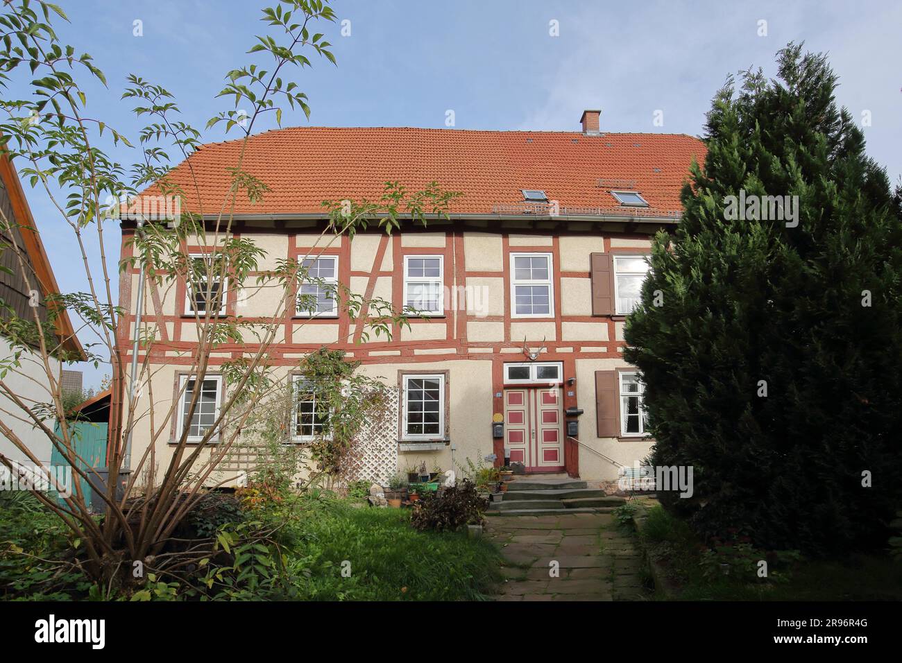 Storica scuola luterana e casa a graticcio, LuSchluechtern, Vogelsberg, Assia, Germania Foto Stock