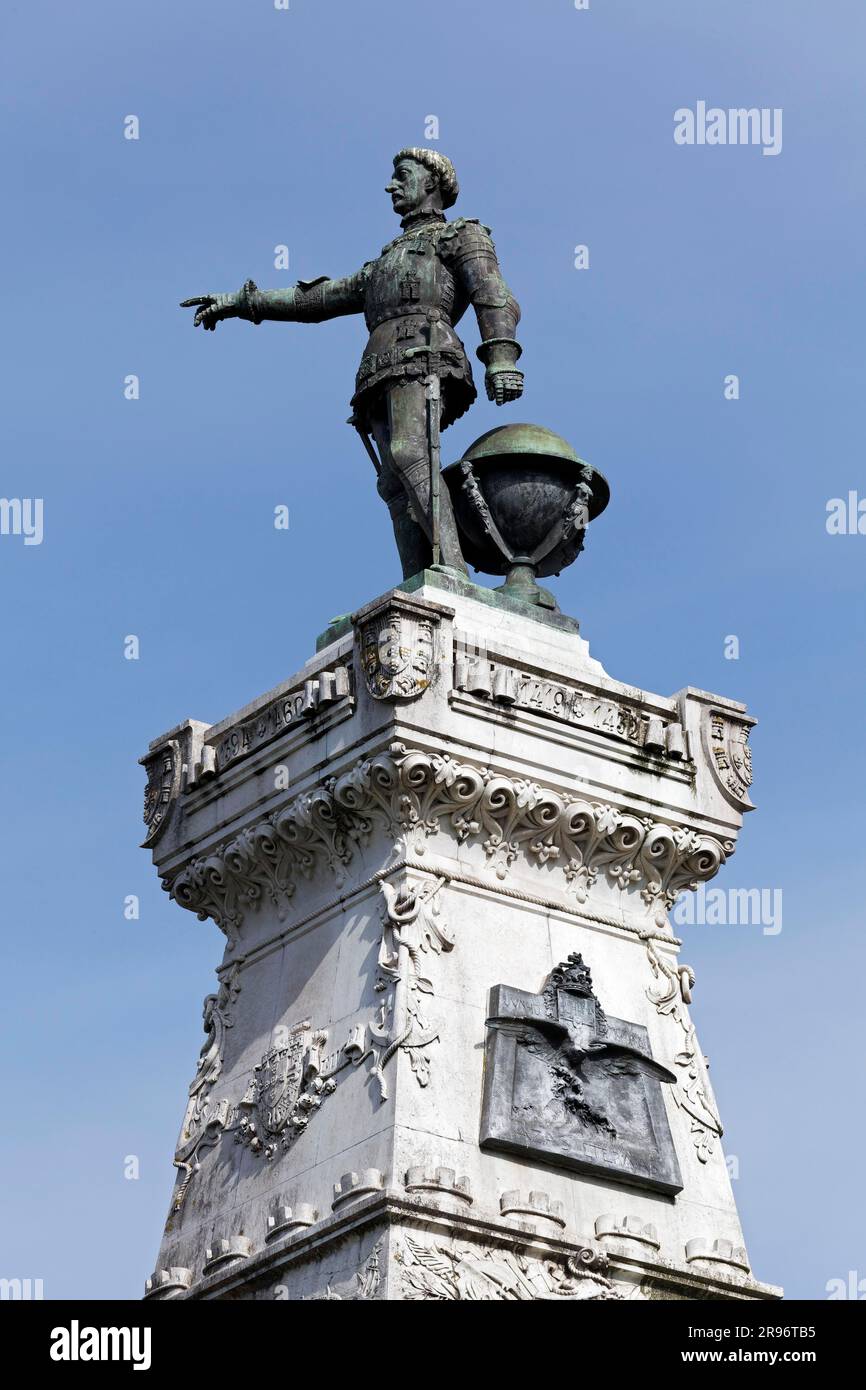 Monumento Infante Dom Henrique, Enrico il Navigatore, statua con globo, Porto, Portogallo Foto Stock
