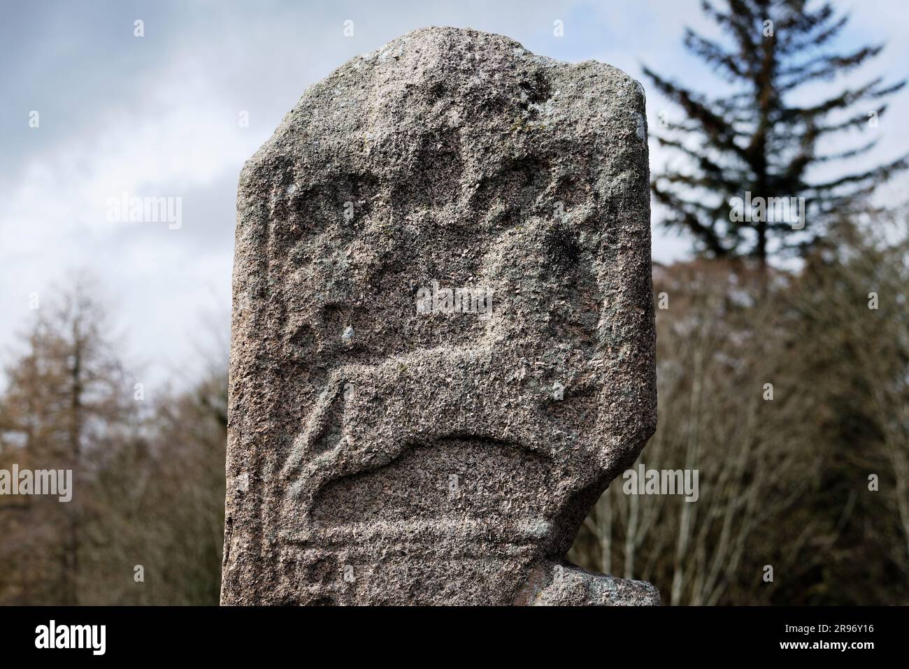 La pietra della Maiden. Pitta IX secolo ca lastra di croce cristiana. Pannello lato est con motivo centauro. Cappella di Garioch, regione di Grampian, Scozia Foto Stock