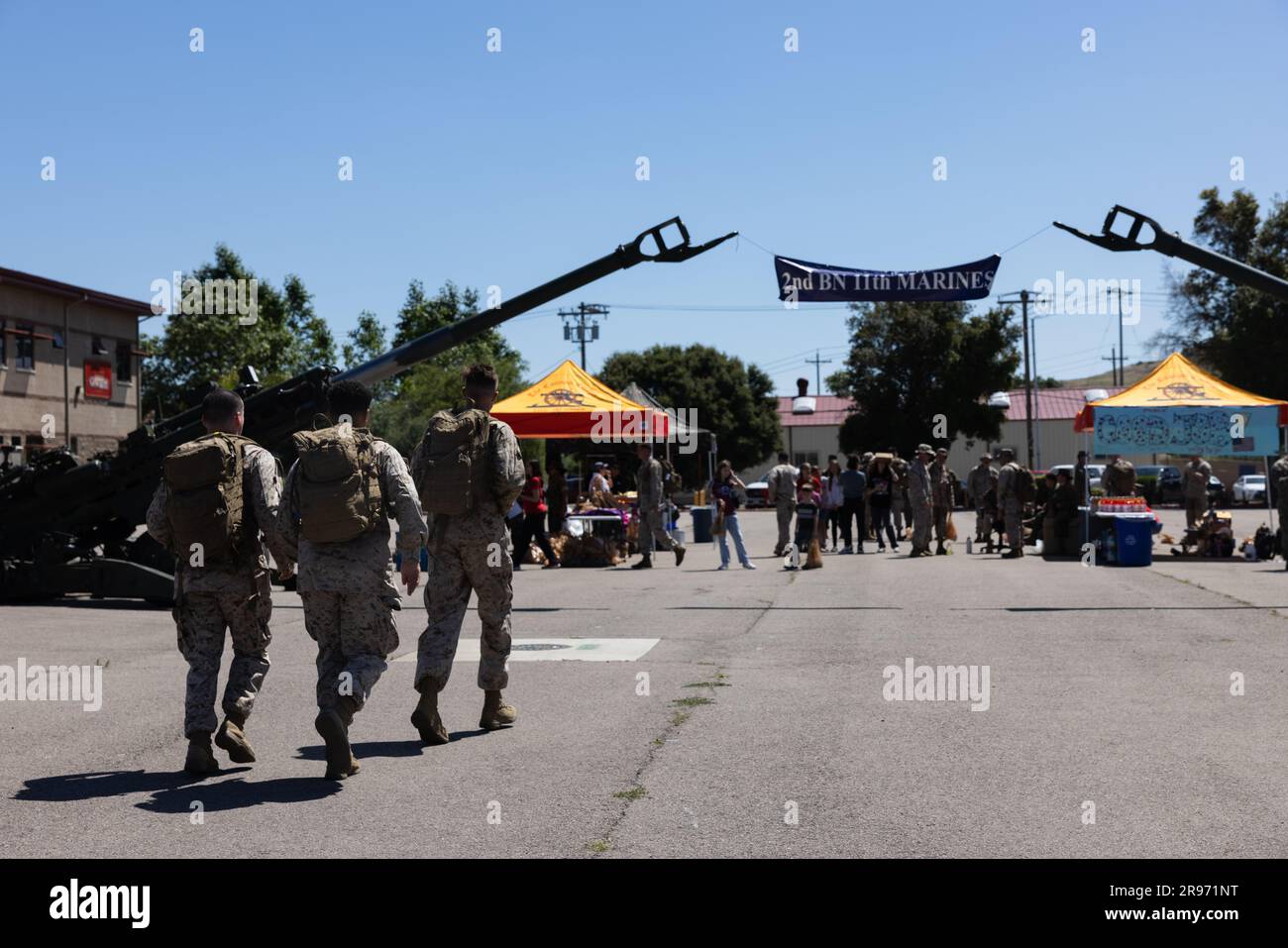 STATI UNITI I Marines con il 2nd Battalion, l'11th Marine Regiment, 1st Marine Division, corrono verso il traguardo del Patriot Challenge presso la base dei Marine Corps Camp Pendleton, California, il 23 giugno 2023. Durante la Patriot Challenge, i Marines con il battaglione completarono un percorso ad ostacoli, un'escursione di 6,8 miglia e terminarono con una nuotata di 100 metri per costruire il cameratismo della squadra. (STATI UNITI Foto del corpo dei Marines di Lance cpl. Juan Torres) Foto Stock