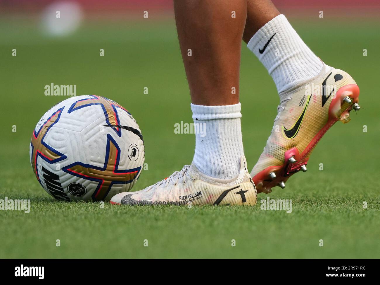 Le scarpe da calcio personalizzate Nike Mercurial di Richarlison of Spurs  durante la partita di Premier League tra Chelsea e Tottenham Hotspur a  Stamfo Foto stock - Alamy