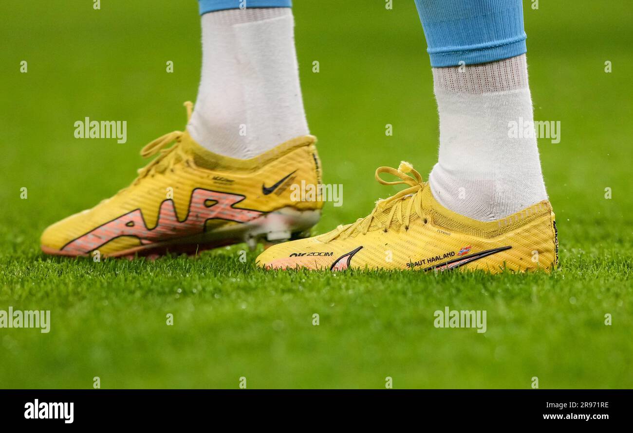 Le scarpe da calcio di Erling Braut Haaland di Man City durante la partita  di Premier League tra Chelsea e Manchester City a Stamford Bridge, Londra,  Engla Foto stock - Alamy