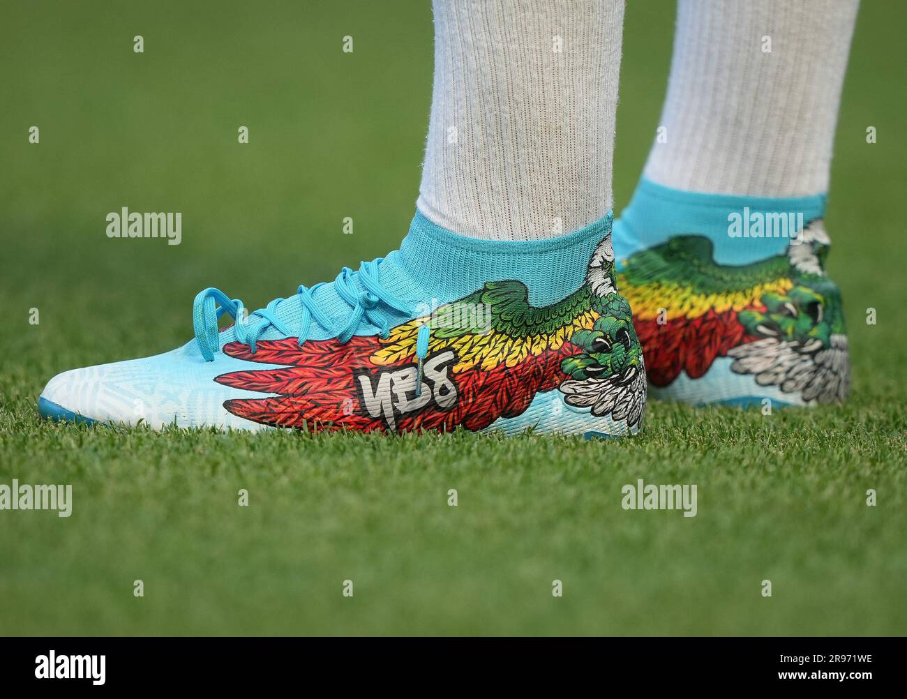 Le scarpe da calcio personalizzate di Yves Bissouma degli Spurs durante la  partita di Premier League tra Chelsea e Tottenham Hotspur a Stamford  Bridge, lo Foto stock - Alamy
