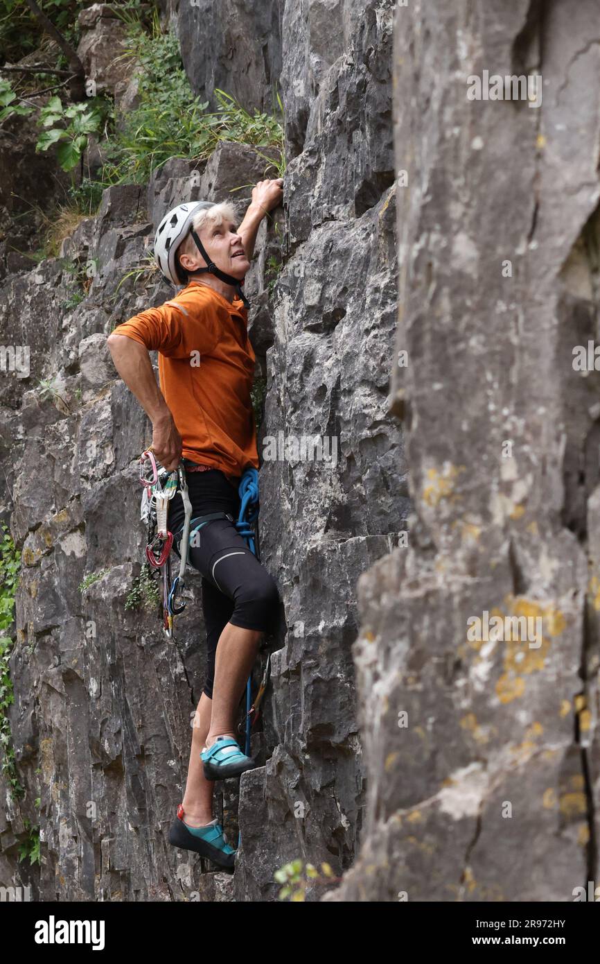 Giugno 2023 - arrampicata su roccia nella gola di Cheddar, Somerset, Regno Unito. Foto Stock