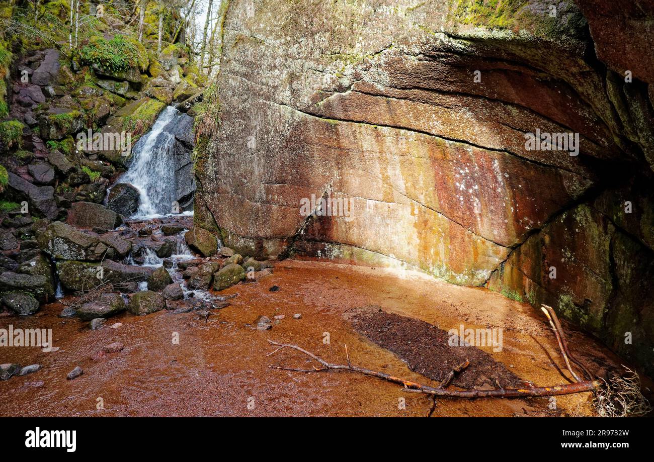 Burn o’VAT, Dinnet, Scozia. L'erosione dell'era glaciale a pozzo si è formata circa 14000 anni fa da massi in un calderone di granito scavato nell'acqua di fusione torrenziale Foto Stock