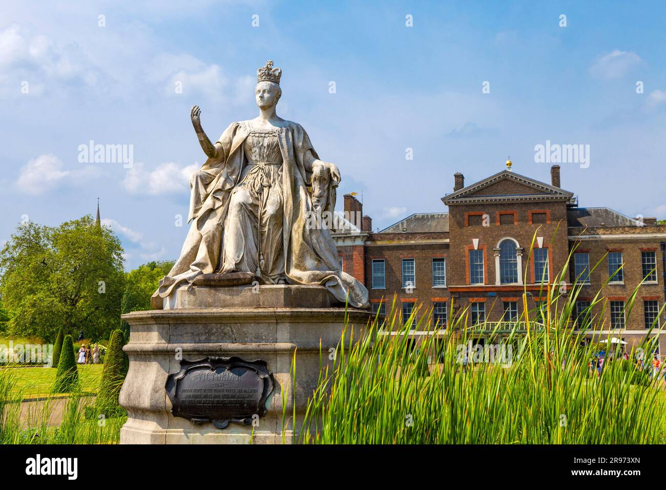 Statua della Regina Vittoria della Principessa Luisa, Duchessa di Argyll, fuori Kensington Palace, Londra, Inghilterra, Regno Unito Foto Stock