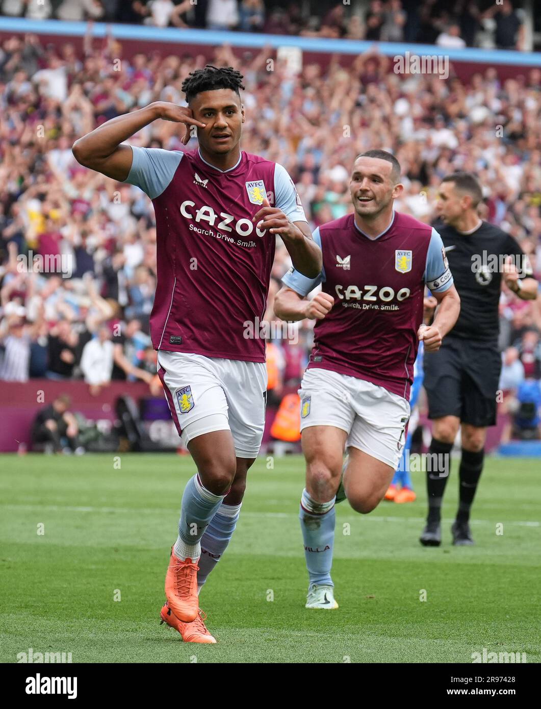 Ollie Watkins dell'Aston Villa celebra il gol della vittoria durante la partita di Premier League tra Aston Villa e Brighton e Hove Albion a V. Foto Stock