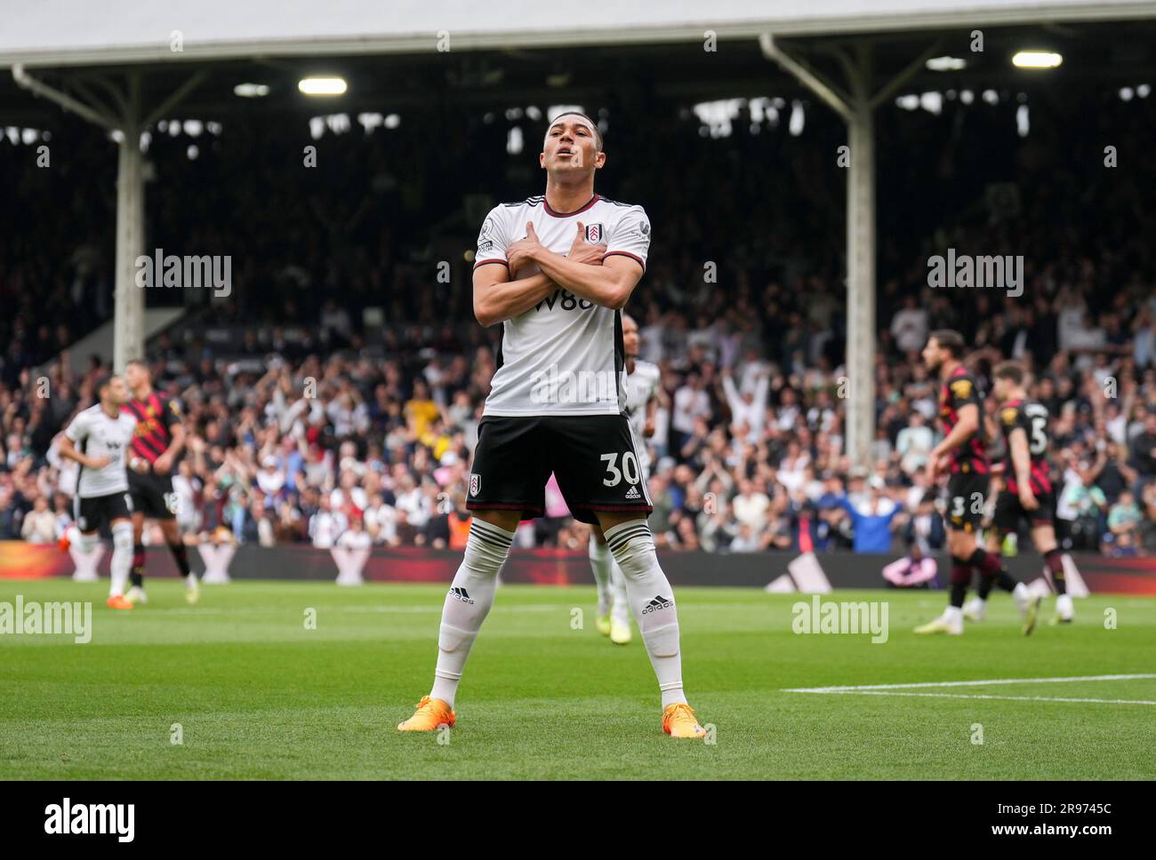 Carlos Vinícius del Fulham celebra il gol di pareggio per arrivare a 1-1 durante la partita di Premier League tra Fulham e Manchester City Foto Stock