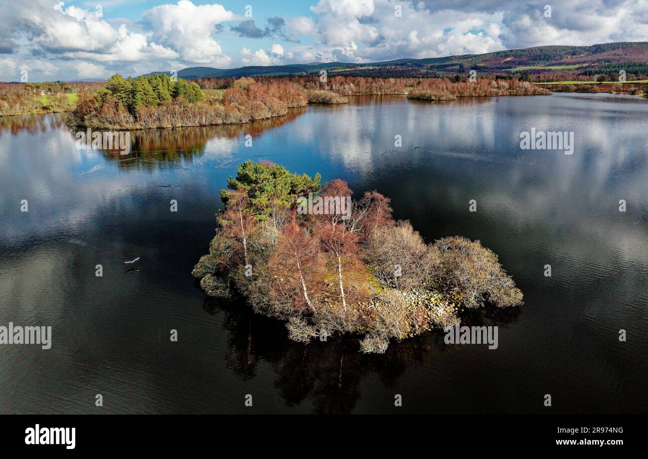 Loch Kinord crannog insediamento artificiale artificiale artificiale dell'età del ferro dell'isola. Muir di Dinnet, Grampian, Scozia. Primavera. Vista aerea verso est Foto Stock