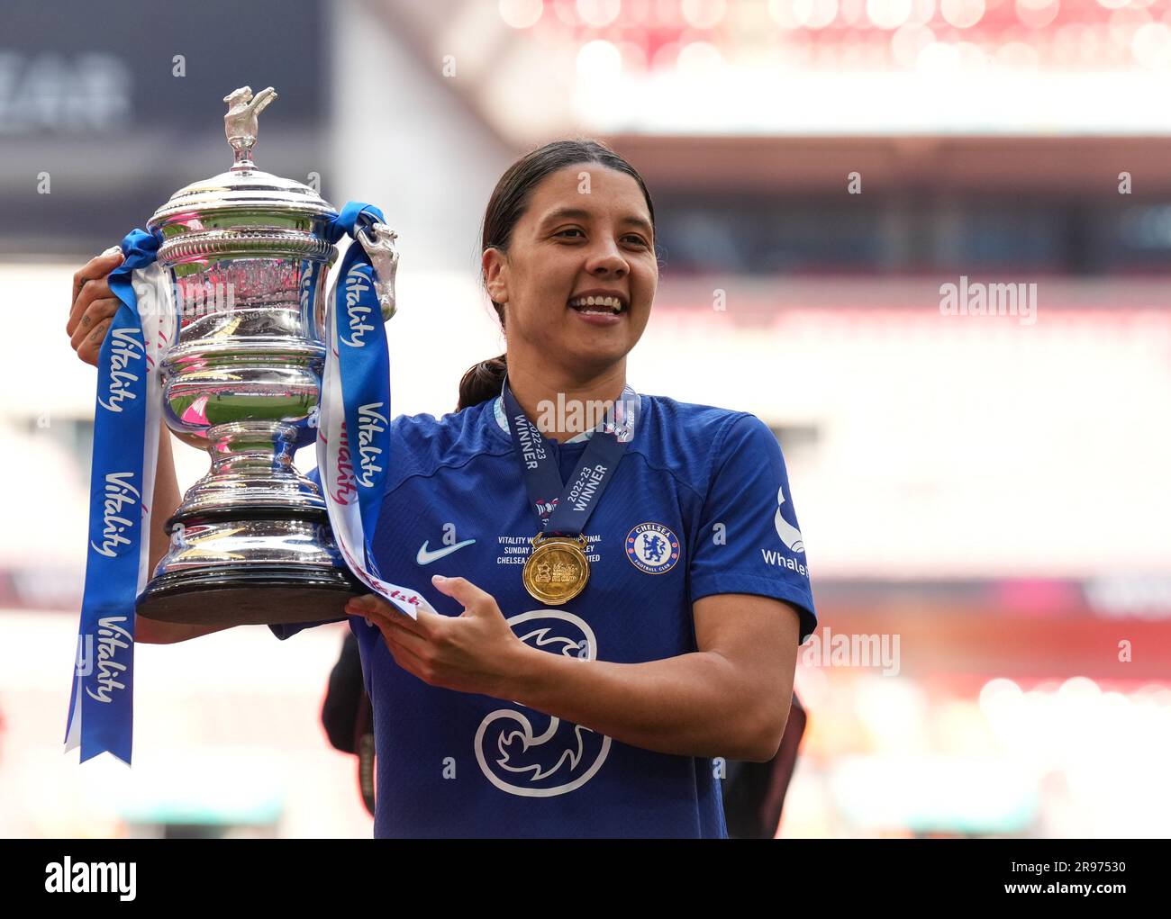 Sam Kerr del Chelsea Women si pone con il trofeo vincente durante la finale di fa Cup femminile tra Chelsea Women e Manchester United Women a Wem Foto Stock