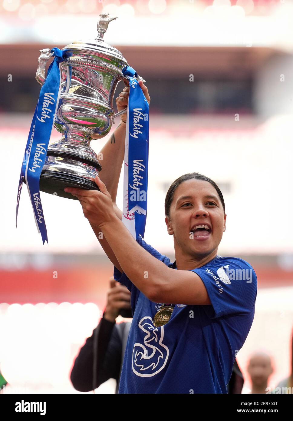 Sam Kerr del Chelsea Women si pone con il trofeo vincente durante la finale di fa Cup femminile tra Chelsea Women e Manchester United Women a Wem Foto Stock