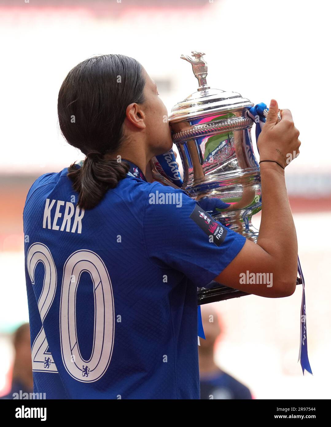 Sam Kerr del Chelsea Women bacia il trofeo vincente durante la finale di fa Cup femminile tra Chelsea Women e Manchester United Women a Wembley Foto Stock