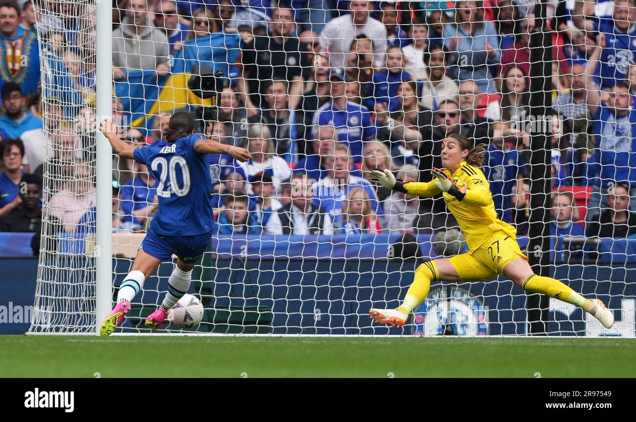 Sam Kerr del Chelsea Women segna il gol della vittoria durante la partita della finale di fa Cup femminile tra Chelsea Women e Manchester United Women a Wembley S. Foto Stock