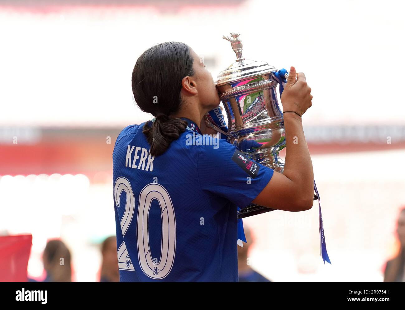Sam Kerr del Chelsea Women si pone con il trofeo vincente durante la finale di fa Cup femminile tra Chelsea Women e Manchester United Women a Wem Foto Stock