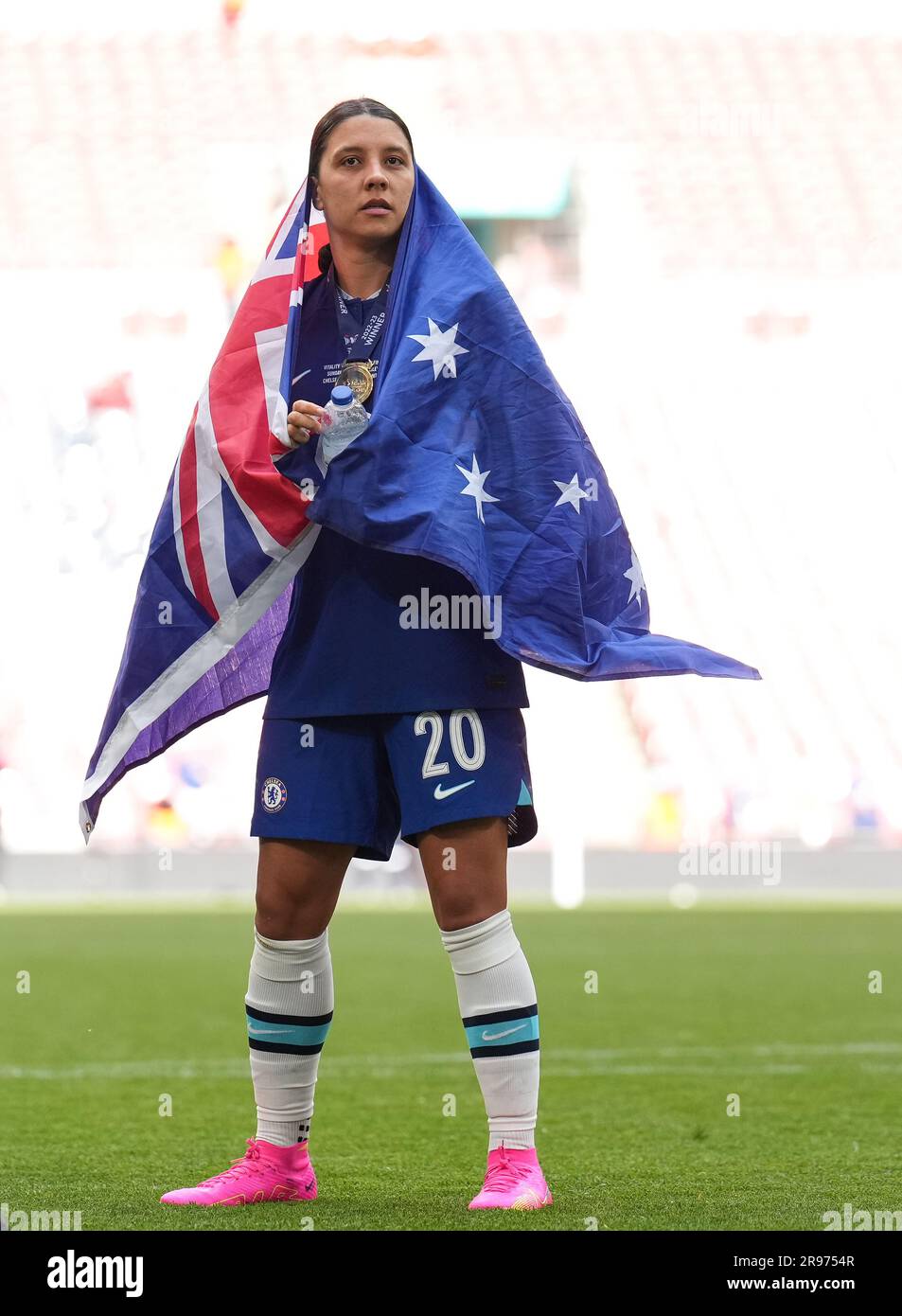 Sam Kerr del Chelsea Women con una bandiera australiana durante il match della finale di fa Cup femminile tra Chelsea Women e Manchester United Women a Wembley S. Foto Stock