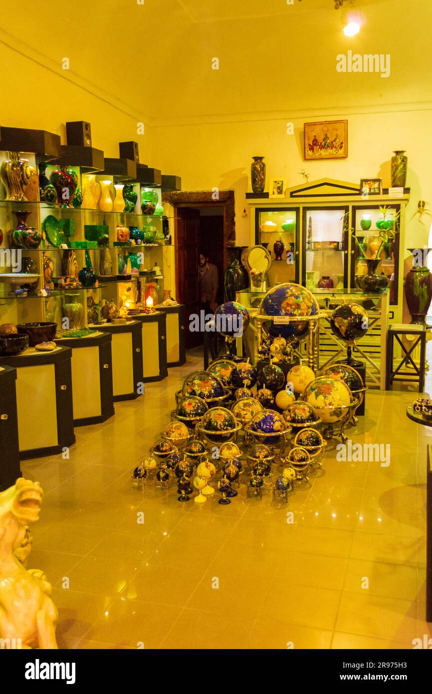 Souvenir in mostra in un negozio di articoli da regalo sulla strada commerciale principale di Fira o Thear, capitale di Santorini o dell'isola di Thira, Cicladi, Grecia Foto Stock