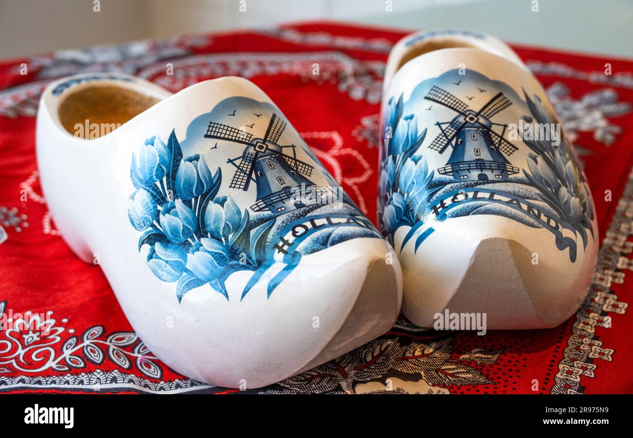 Scarpe olandesi in legno bianco con quadro del mulino a vento dipinto sulla parte superiore Foto Stock