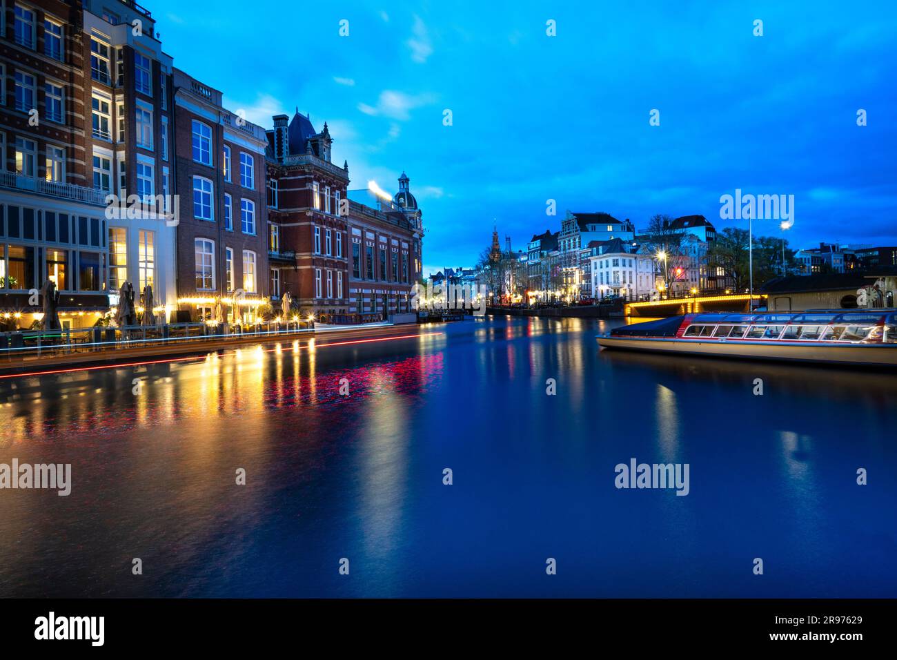 Foto al crepuscolo del fiume Amstel al Muntplein Foto Stock