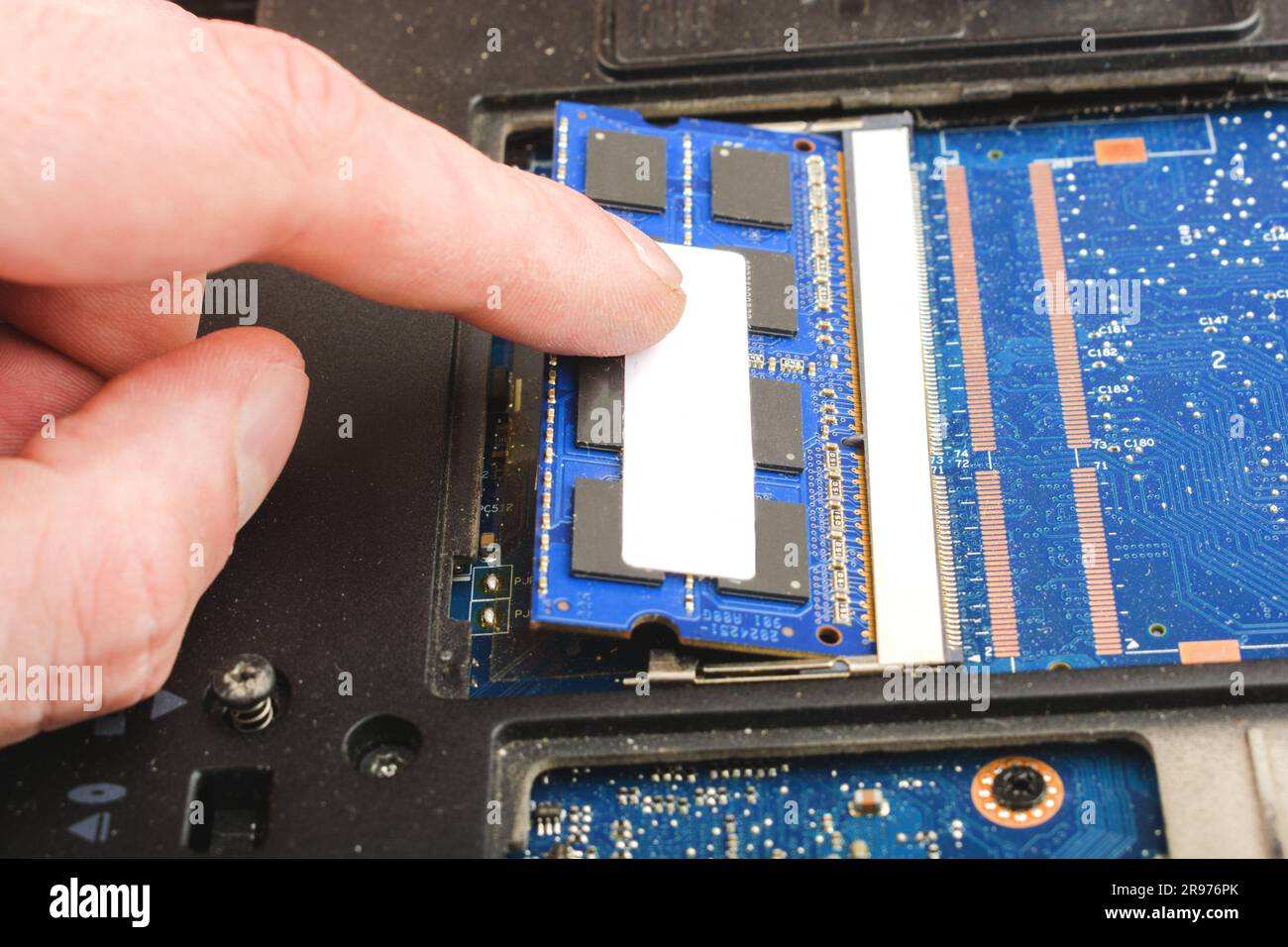 cyber data attack concept : computer portatile rotto, crash della scheda madre, memoria hard disk problemi hardware elettronici su desktop bianco, backup informazioni manuten Foto Stock