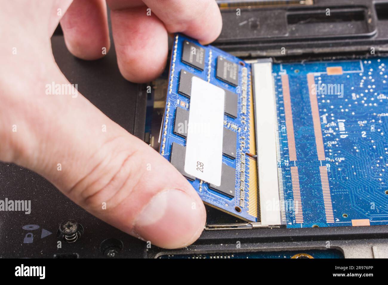 cyber data attack concept : computer portatile rotto, crash della scheda madre, memoria hard disk problemi hardware elettronici su desktop bianco, backup informazioni manuten Foto Stock