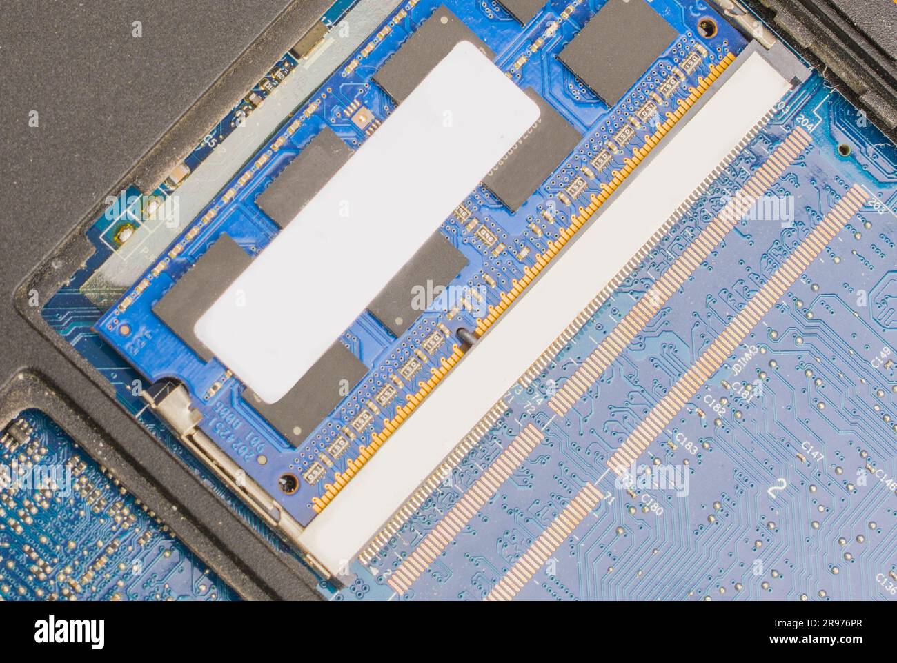 cyber data attack concept : computer portatile rotto, crash della scheda madre, memoria hard disk problemi hardware elettronici su desktop bianco, backup informazioni manuten Foto Stock