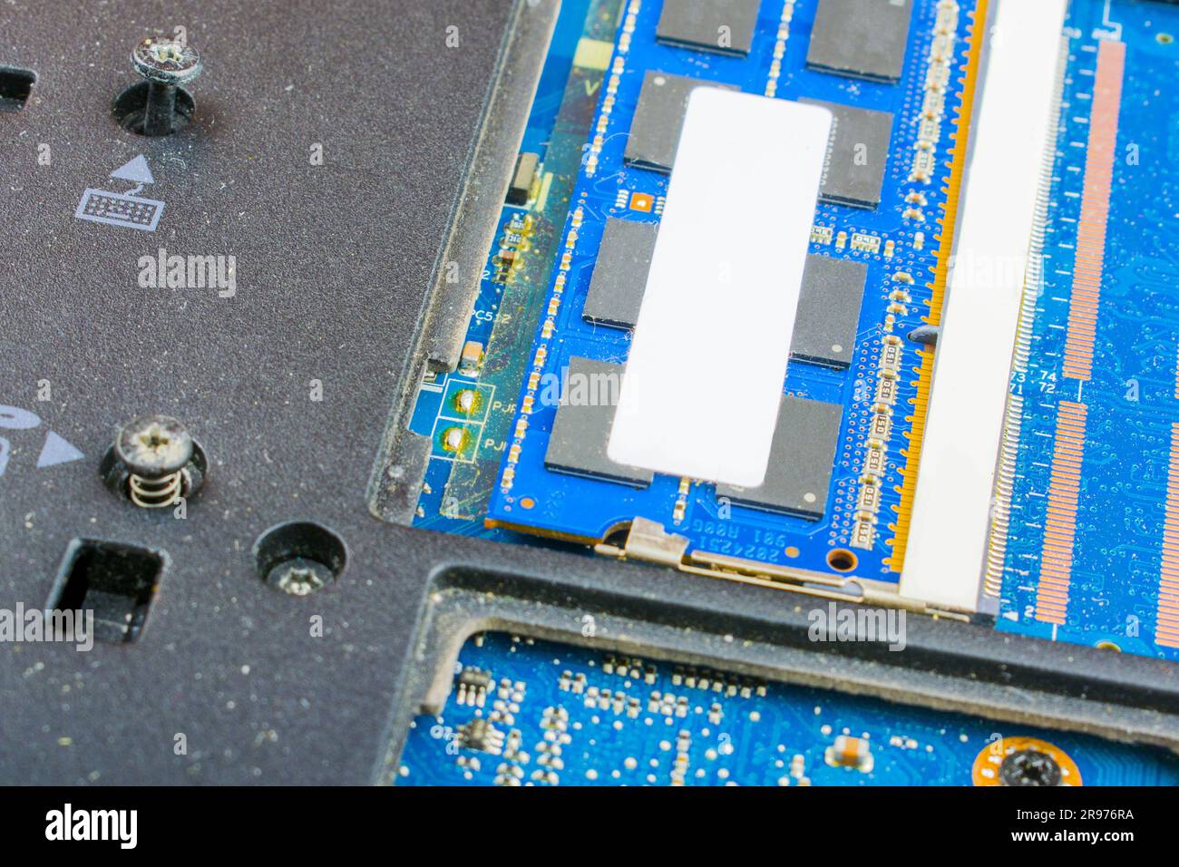 cyber data attack concept : computer portatile rotto, crash della scheda madre, memoria hard disk problemi hardware elettronici su desktop bianco, backup informazioni manuten Foto Stock