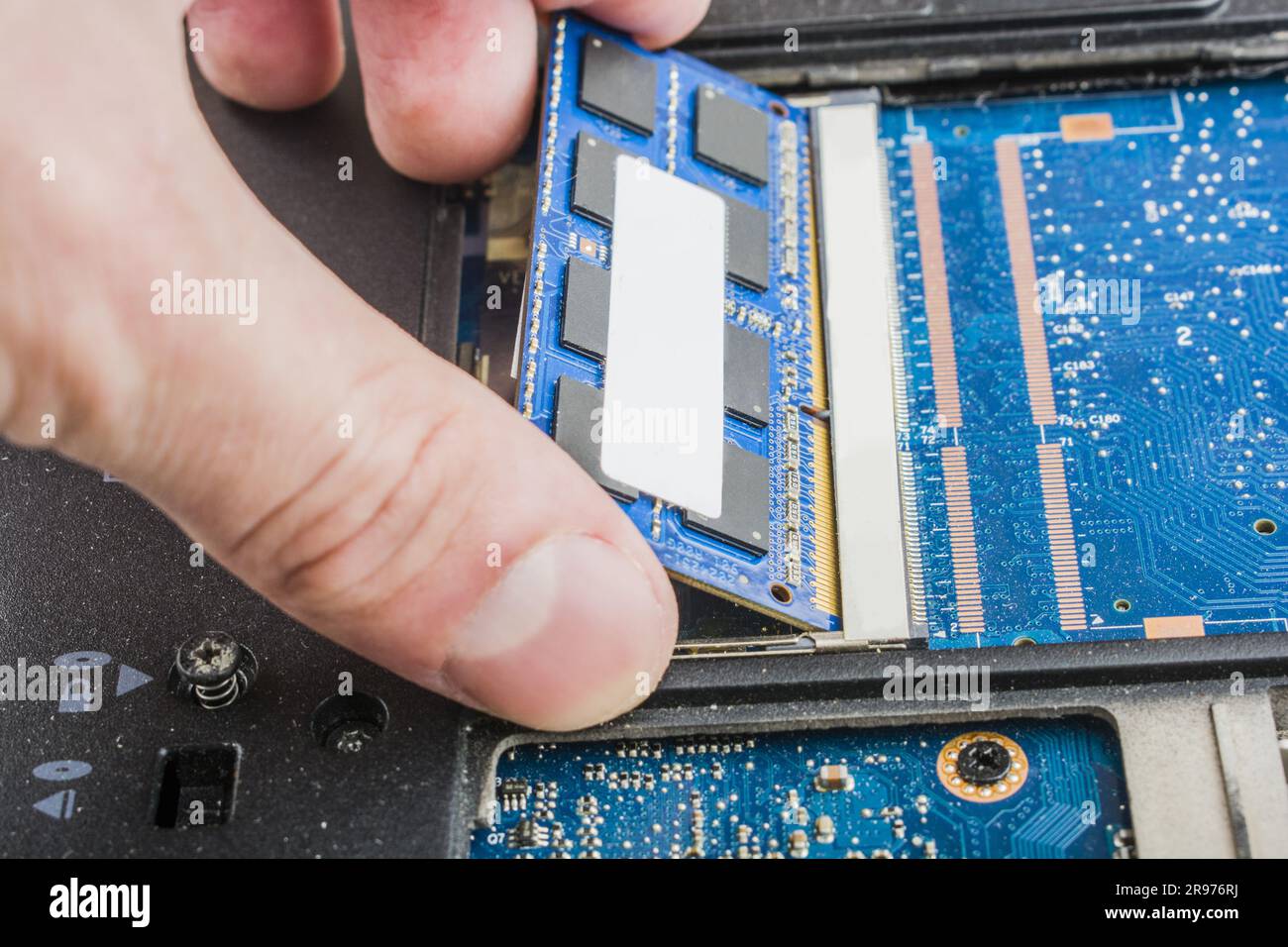 cyber data attack concept : computer portatile rotto, crash della scheda madre, memoria hard disk problemi hardware elettronici su desktop bianco, backup informazioni manuten Foto Stock