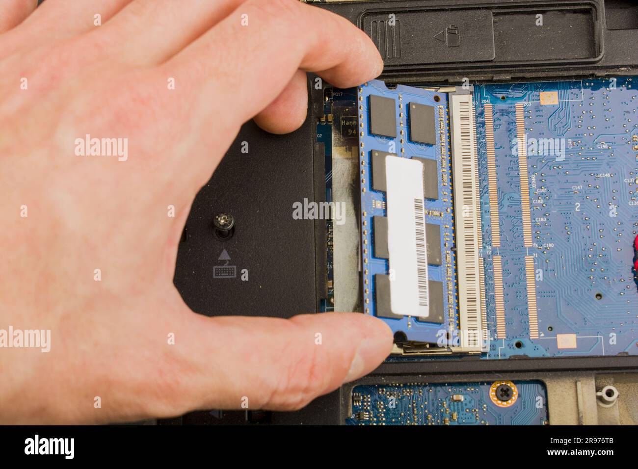 cyber data attack concept : computer portatile rotto, crash della scheda madre, memoria hard disk problemi hardware elettronici su desktop bianco, backup informazioni manuten Foto Stock