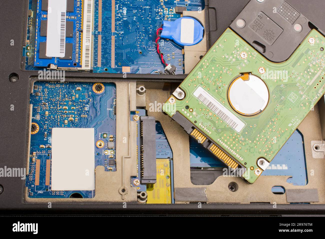 cyber data attack concept : computer portatile rotto, crash della scheda madre, memoria hard disk problemi hardware elettronici su desktop bianco, backup informazioni manuten Foto Stock