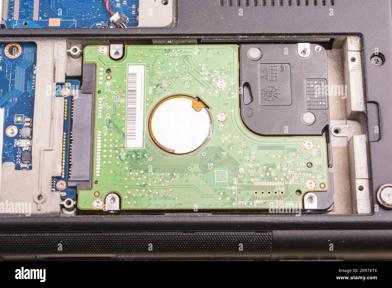 cyber data attack concept : computer portatile rotto, crash della scheda madre, memoria hard disk problemi hardware elettronici su desktop bianco, backup informazioni manuten Foto Stock