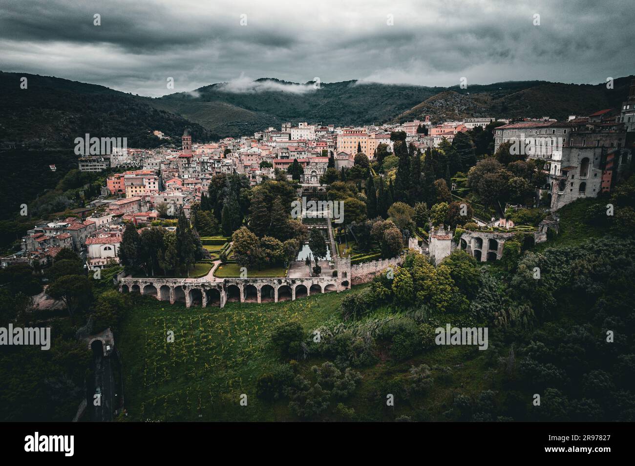 Una vista aerea della storica città di Tivoli circondata dalle montagne in Italia Foto Stock