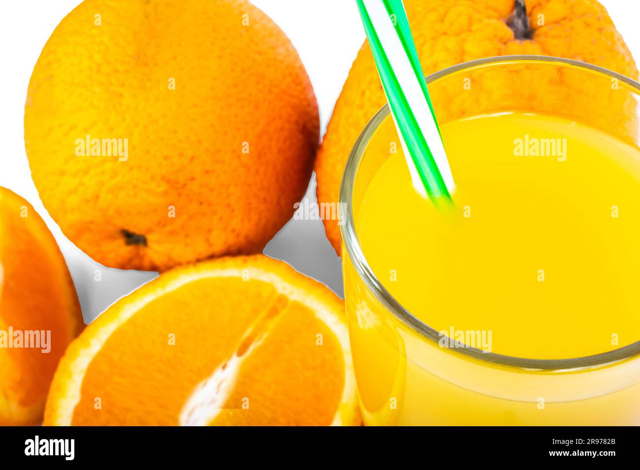 succo d'arancia fresco a fette tritate con cannuccia Foto Stock