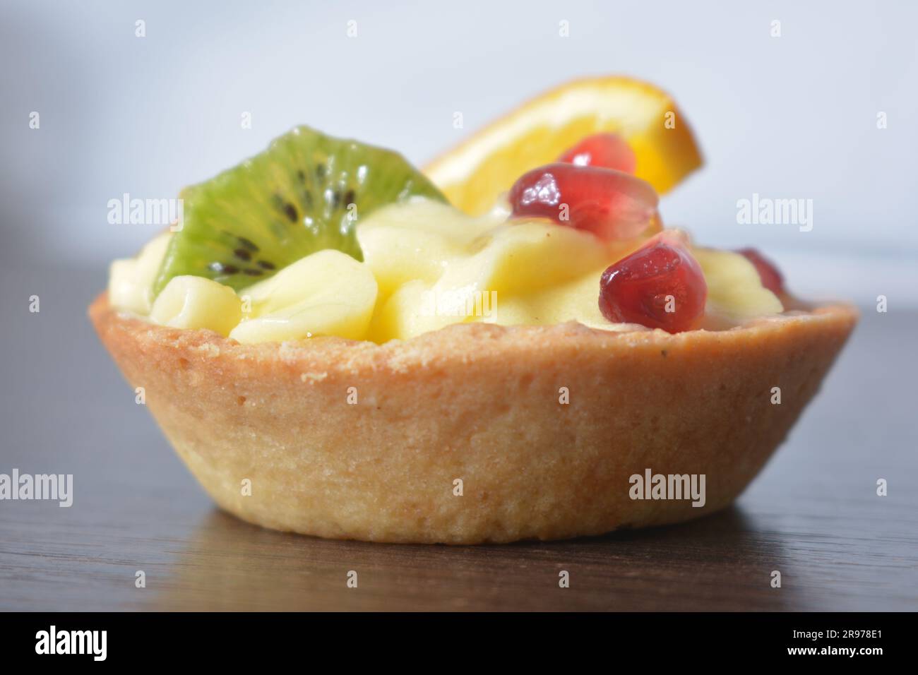 torta con panna e frutta colorata in un cestino Foto Stock