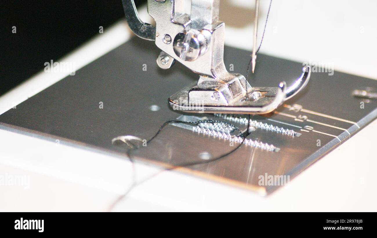 Macchina per cucire e capo di abbigliamento Foto Stock