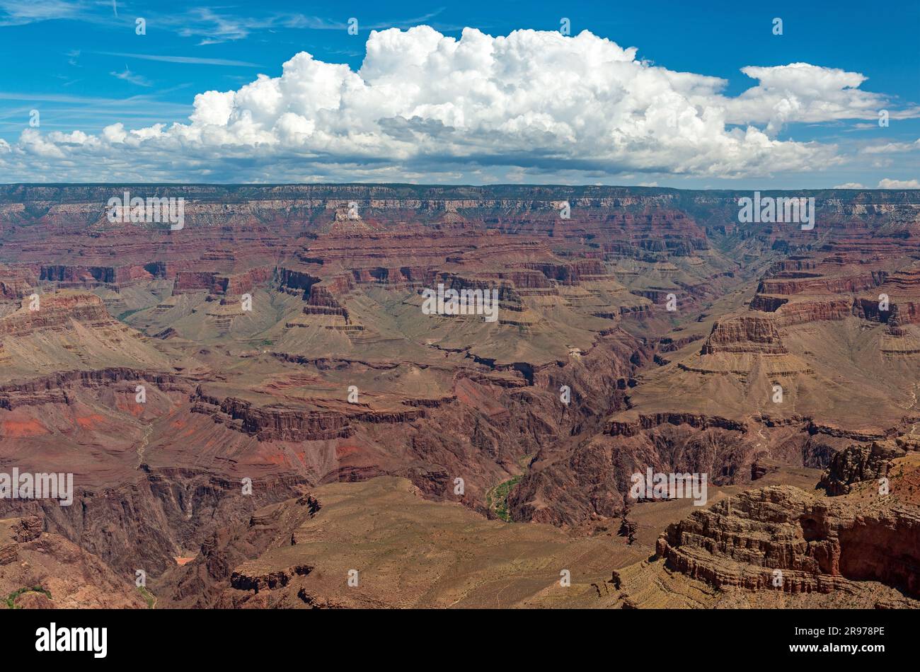 Paesaggio del Grand Canyon in estate con nuvole magiche, parco nazionale del Grand Canyon, Arizona, Stati Uniti. Foto Stock
