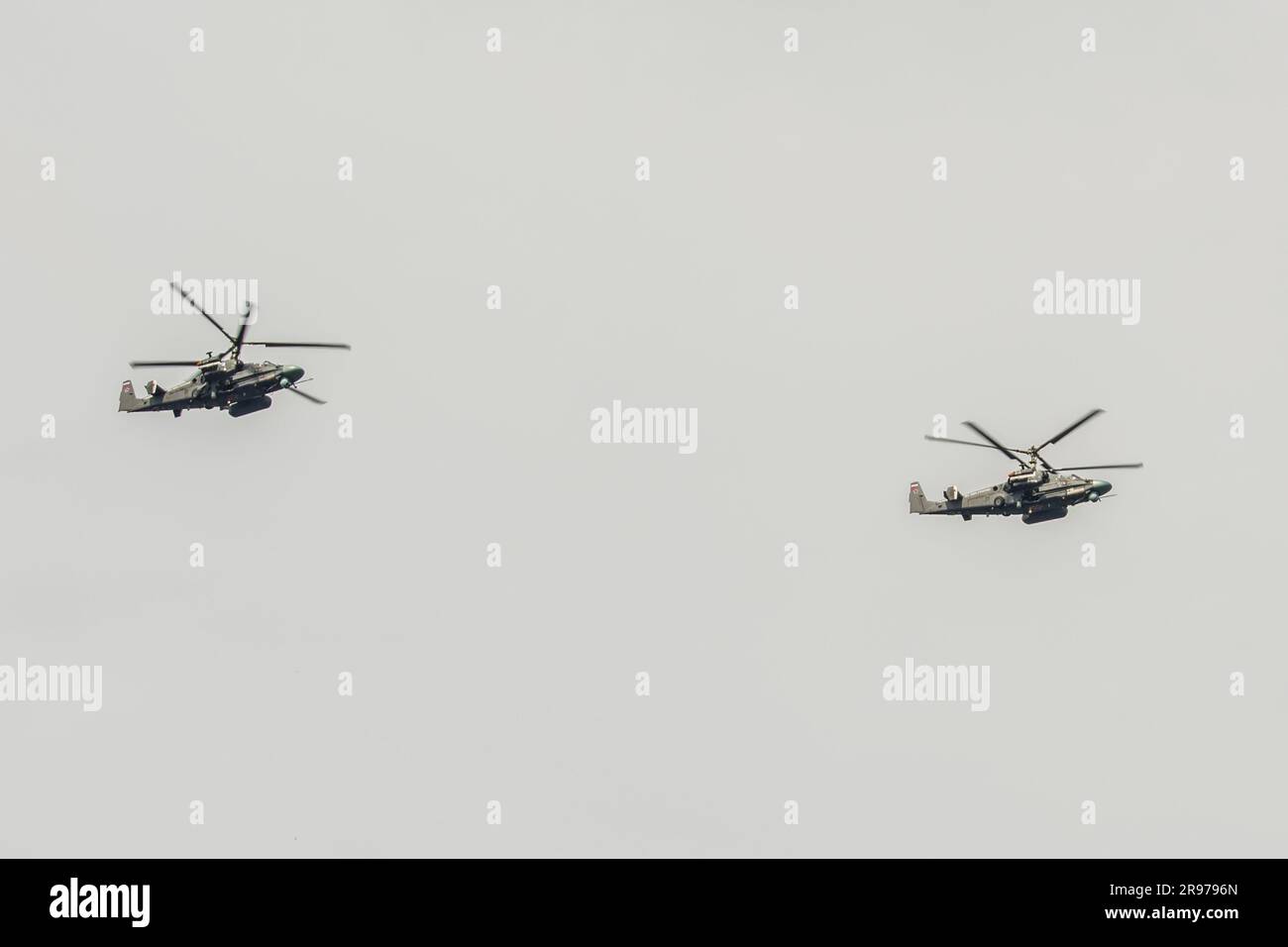 Due elicotteri militari Ka-52 Alligator Air Force VCS della Russia volano contro il cielo nuvoloso Foto Stock