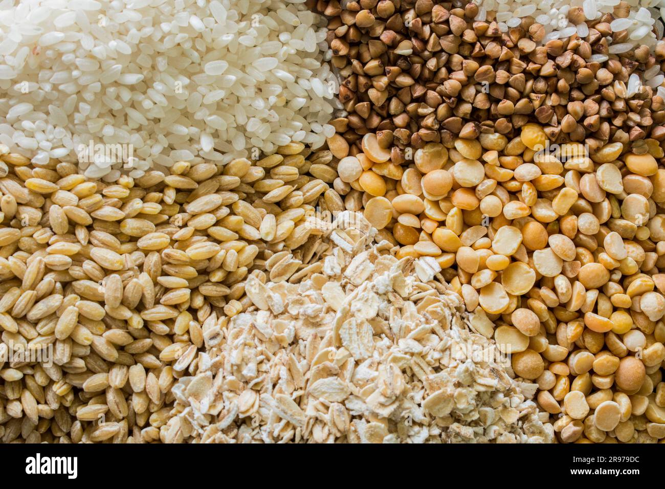 consistenza di fondo di grano saraceno crudo, piselli e riso Foto Stock