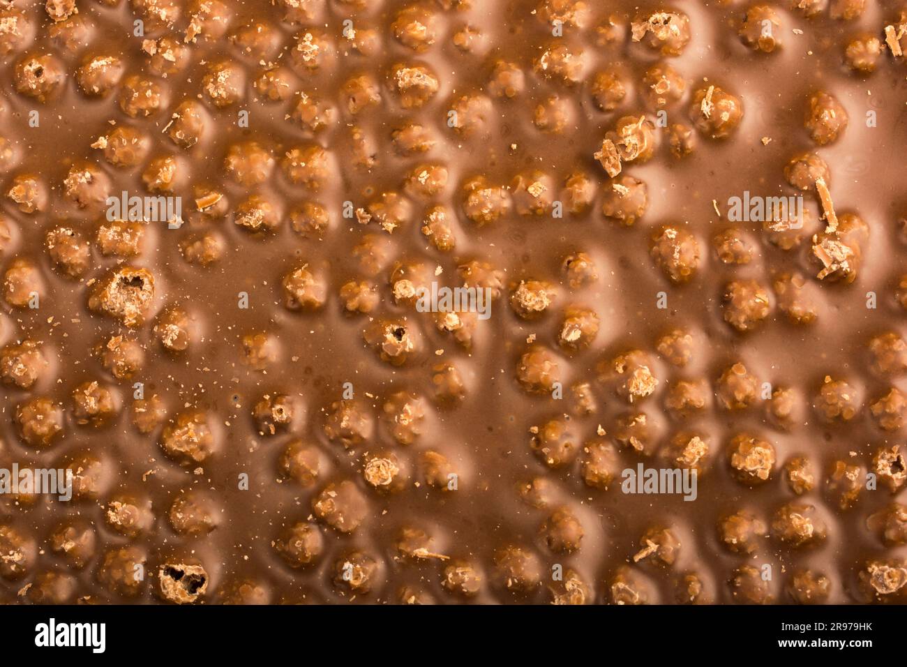 sfondo di cioccolato con nocciole per l'intera immagine Foto Stock