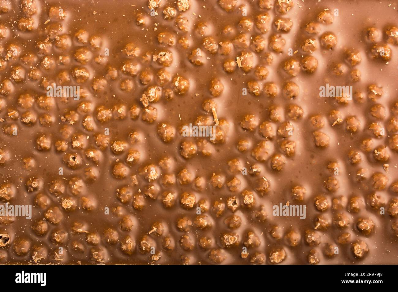 sfondo di cioccolato con nocciole per l'intera immagine Foto Stock