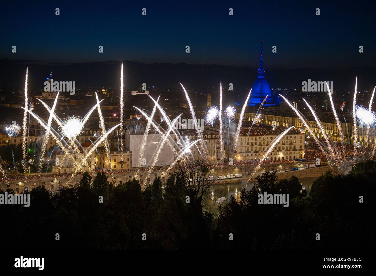 Torino, Italia. 25 giugno 2023. I fuochi d'artificio esplodono durante uno spettacolo pirotecnico parte della celebrazione di St. John's Day. La Natività di Giovanni Battista (San Giovanni Battista) viene osservata ogni anno il 24 ed è festa pubblica a Torino come San Giovanni è il santo patrono della città. Crediti: Nicolò campo/Alamy Live News Foto Stock