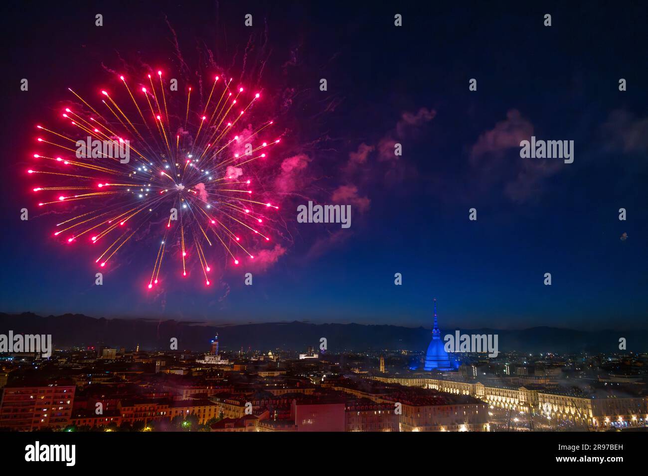 Torino, Italia. 25 giugno 2023. I fuochi d'artificio esplodono durante uno spettacolo pirotecnico parte della celebrazione di St. John's Day. La Natività di Giovanni Battista (San Giovanni Battista) viene osservata ogni anno il 24 ed è festa pubblica a Torino come San Giovanni è il santo patrono della città. Crediti: Nicolò campo/Alamy Live News Foto Stock