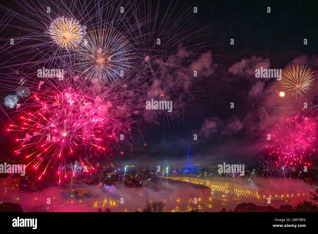 Torino, Italia. 25 giugno 2023. I fuochi d'artificio esplodono durante uno spettacolo pirotecnico parte della celebrazione di St. John's Day. La Natività di Giovanni Battista (San Giovanni Battista) viene osservata ogni anno il 24 ed è festa pubblica a Torino come San Giovanni è il santo patrono della città. Crediti: Nicolò campo/Alamy Live News Foto Stock