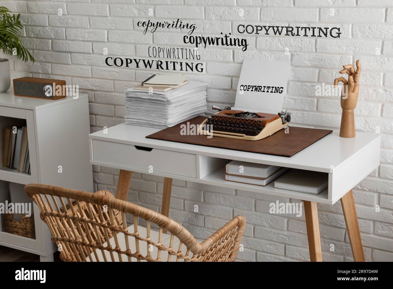 Copywriting in caratteri diversi su carta e a parete. Posto di lavoro con macchina da scrivere Foto Stock