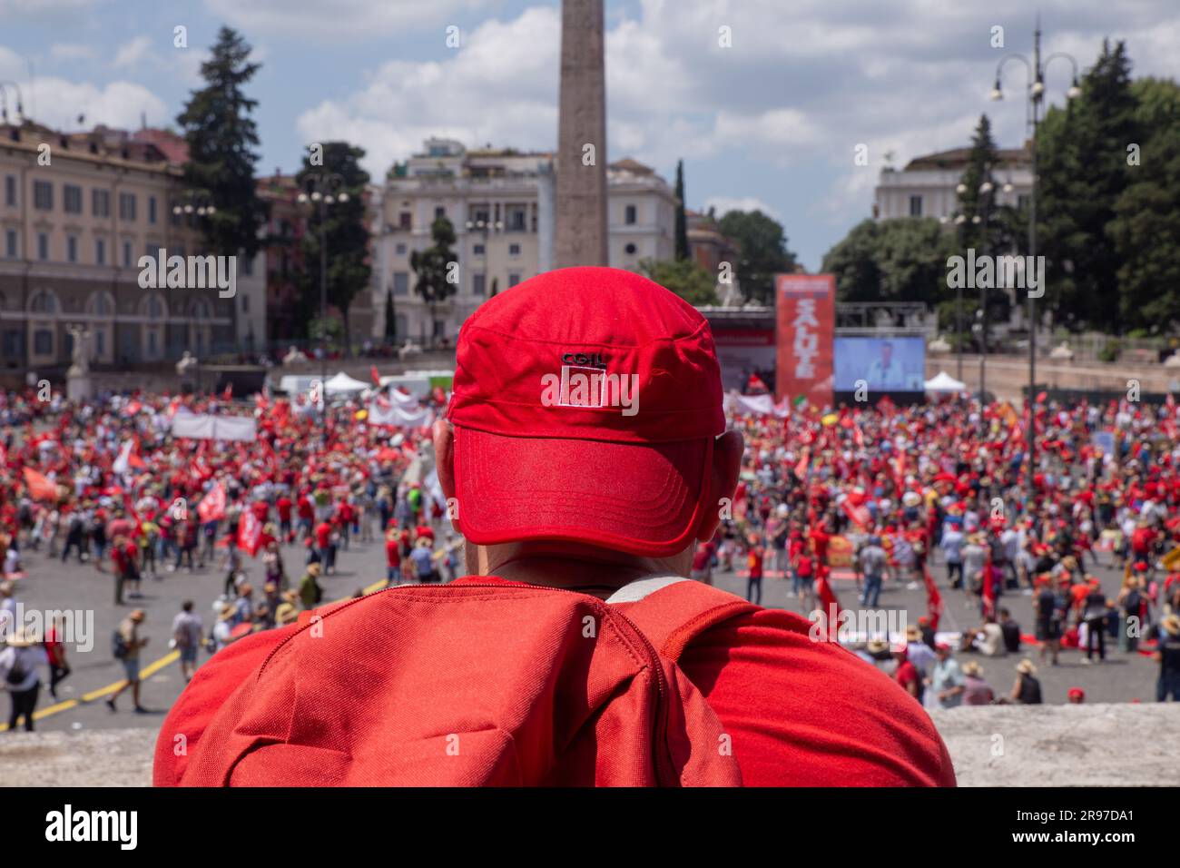 Roma, Italia. 24 giugno 2023. Man osserva la dimostrazione organizzata dal sindacato CGIL in Piazza del popolo a Roma (foto di Matteo Nardone/Pacific Press) Credit: Pacific Press Media Production Corp./Alamy Live News Foto Stock