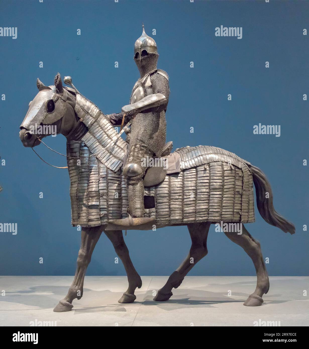 Armatura per cavalieri e bardo di cavalli Impero Ottomano 1390 -1410 nel Museo del Louvre di Abu Dhabi, Emirati Arabi Uniti Foto Stock